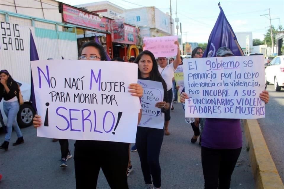 Las mujeres empezaron su marcha en Ciudad Universitaria, realizaron una parada frente al Palacio de Gobierno y luego siguieron por la Avenida Lázaro Cárdenas.