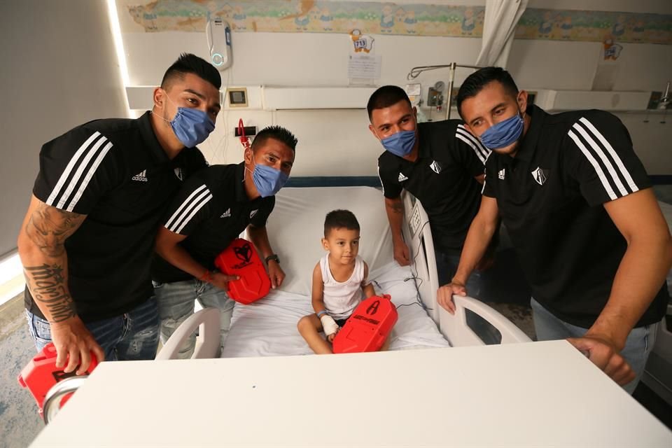Lorenzo Reyes, Oswaldo Martínez, Brayton Vázquez y Camilo Vargas, en la visita del Atlas al Hospital Civil.