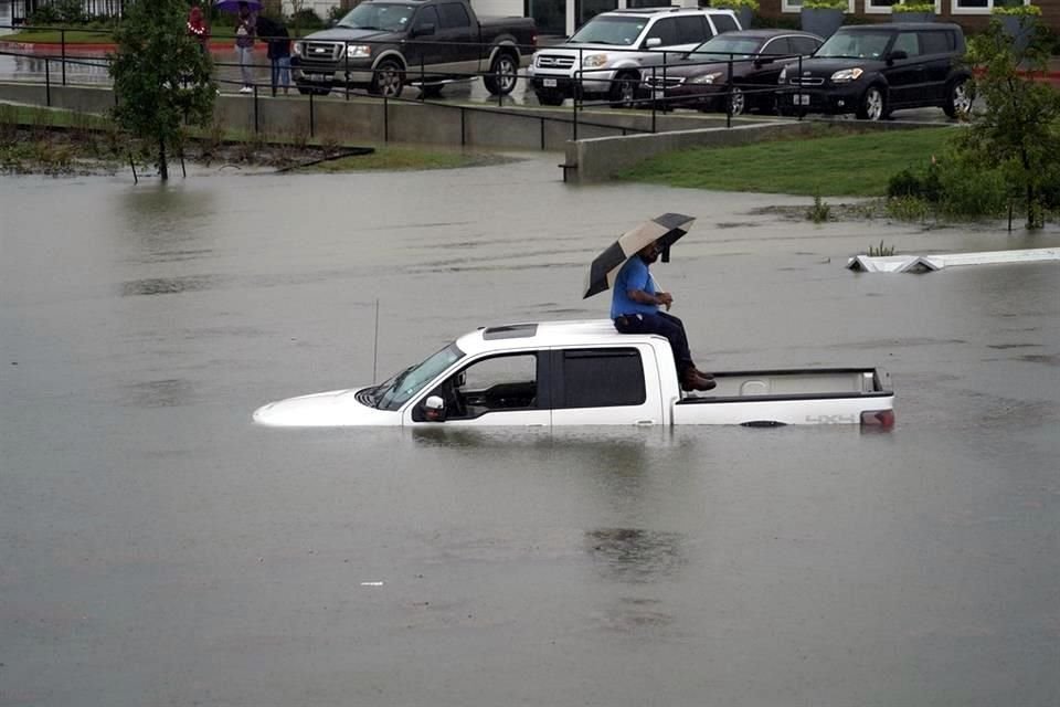 'Imelda' provocó inundaciones en Texas, dos muertes y cientos de personas varadas.