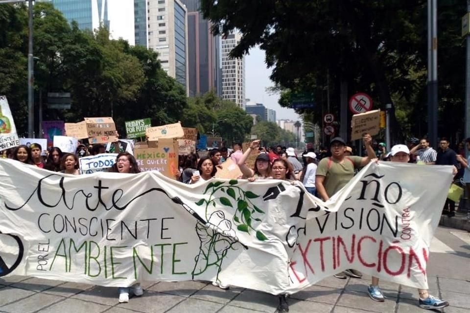 Decenas de personas se unieron a la huelga contra el cambio climático en el Ángel de la Independencia.