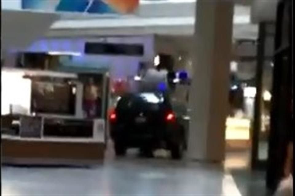 Un hombre irrumpió con su auto en un centro comercial de Illinois.