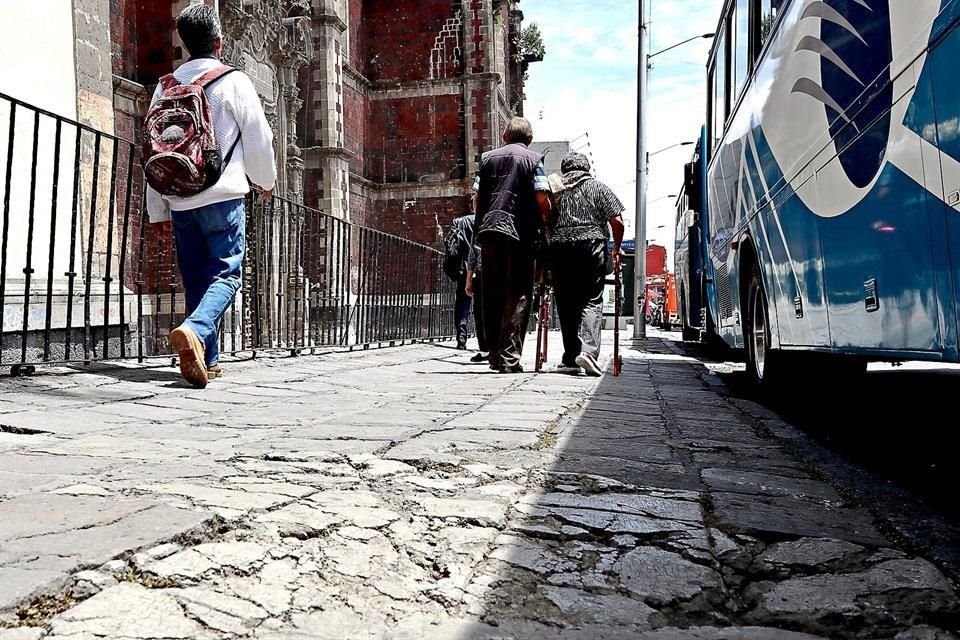 Más de 400 mil personas con alguna discapacidad no pueden transitar por la Ciudad de México e incluso su movilidad representa un peligro.