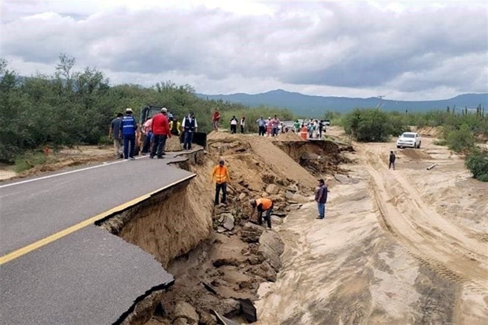 En la carretera estatal La Paz-Los Planes a la altura del kilómetro 36 se hizo un socavón.
