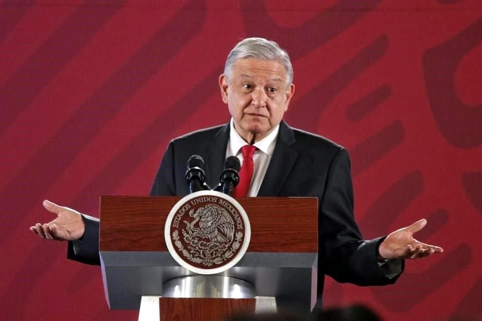 El Presidente López Obrador acusó que fue registrado ante el SAT como socio de 26 empresas.