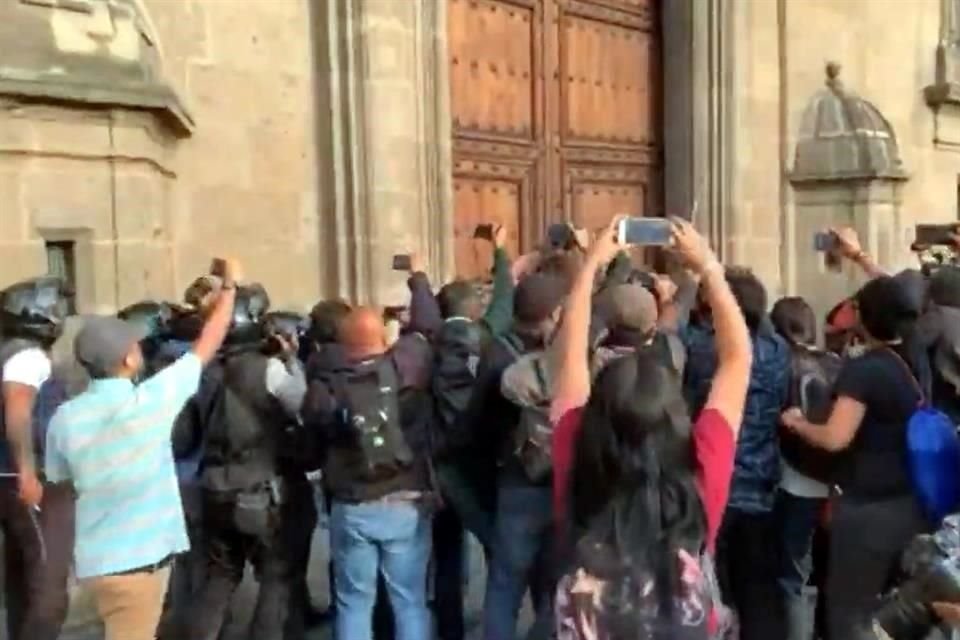 Los encapuchados también golpearon la puerta de Palacio Nacional.