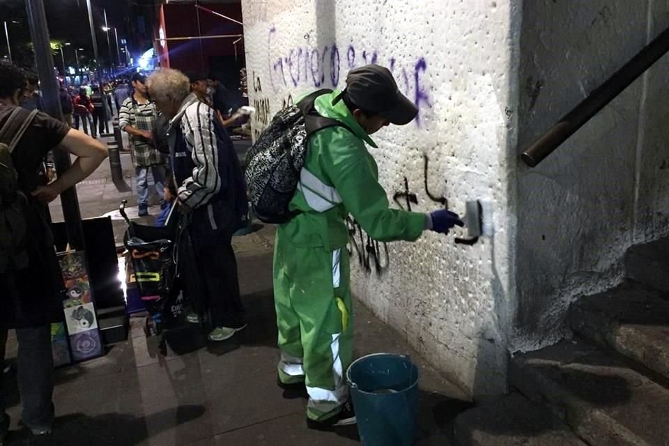 Esta misma noche personal de limpieza de la Ciudad de México comenzó a pintar las paredes grafiteadas y personal de aseguradoras a levantar las actas de los comercios dañados.