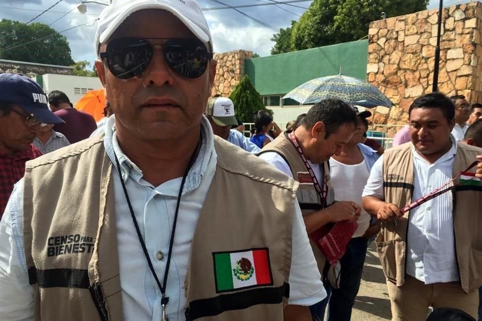 Jorge Manuel, un 'Servidor de la Nación', que pagó 50 pesos para que bordaran una bandera mexicana en su pecho.