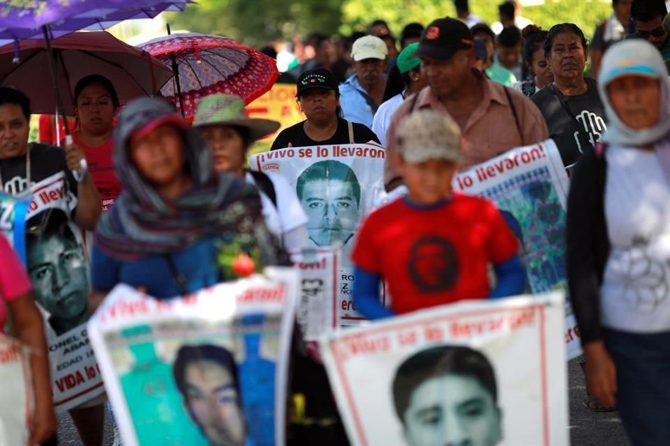 Padres de 43 normalistas de Ayotzinapa, maestros y estudiantes marcharon en Iguala, Guerrero, para exigir justicia a 5 años de desaparición.