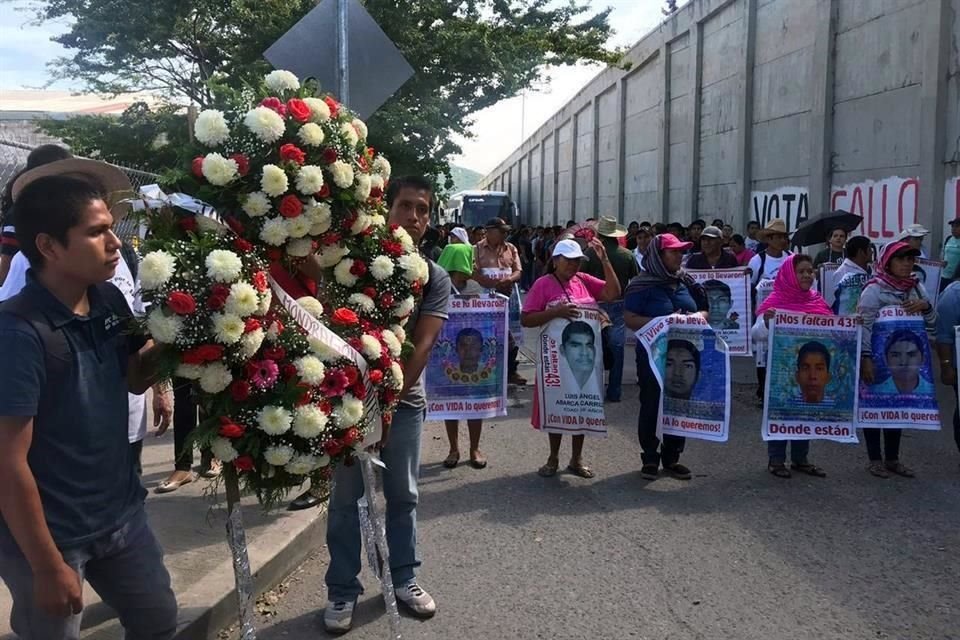 Los padres de los 43 marcharon en las calles de Iguala, rumbo al Zócalo de ese lugar.