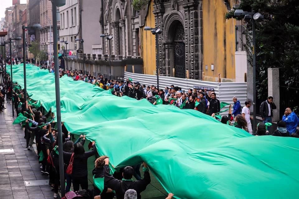 Grupos de mujeres feministas convocaron a concentración en el corredor turístico Francisco I. Madero en el Centro Histórico.