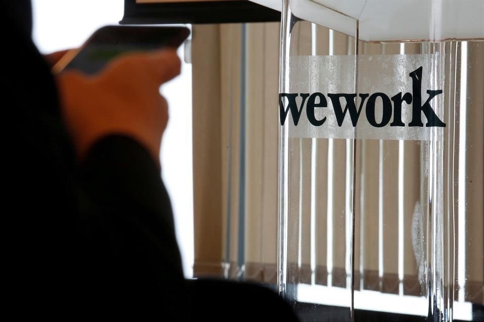 WeWork  llegó estar valorada en unos 47 mil millones de dólares, pero en septiembre pasado, cayó por debajo de los 20 mil millones.