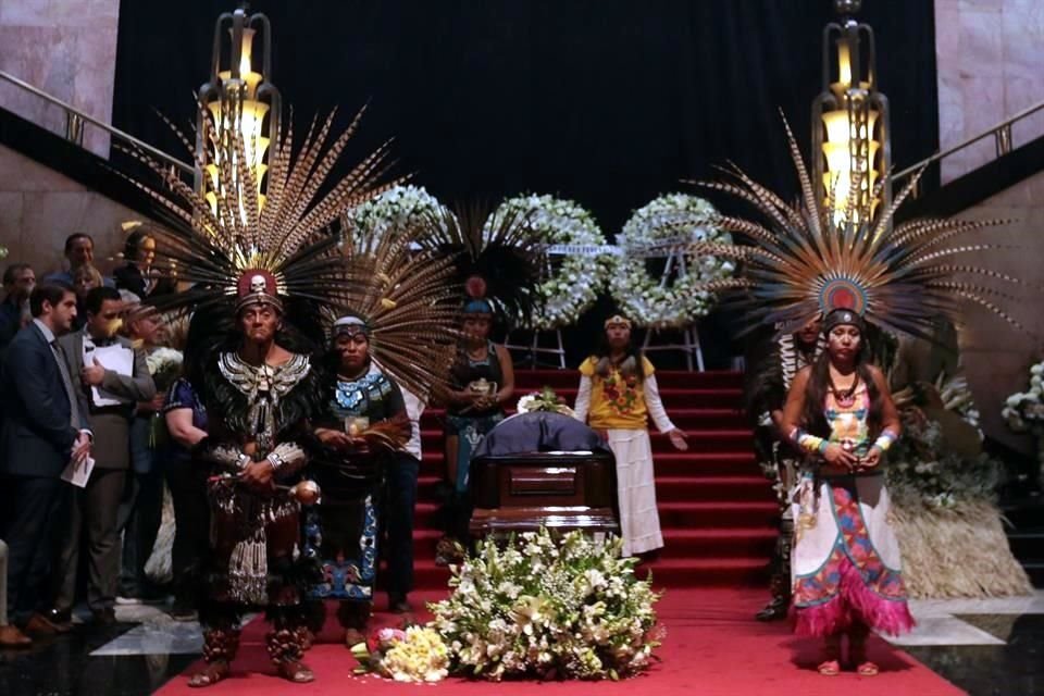 Le rindieron tributo los grupos de danzantes Zemazatl, Yaqui Tonatiuh y Ninkanka, al montar guardia y después, ya afuera en la explanada de Bellas Artes, al partir la carroza fúnebre.
