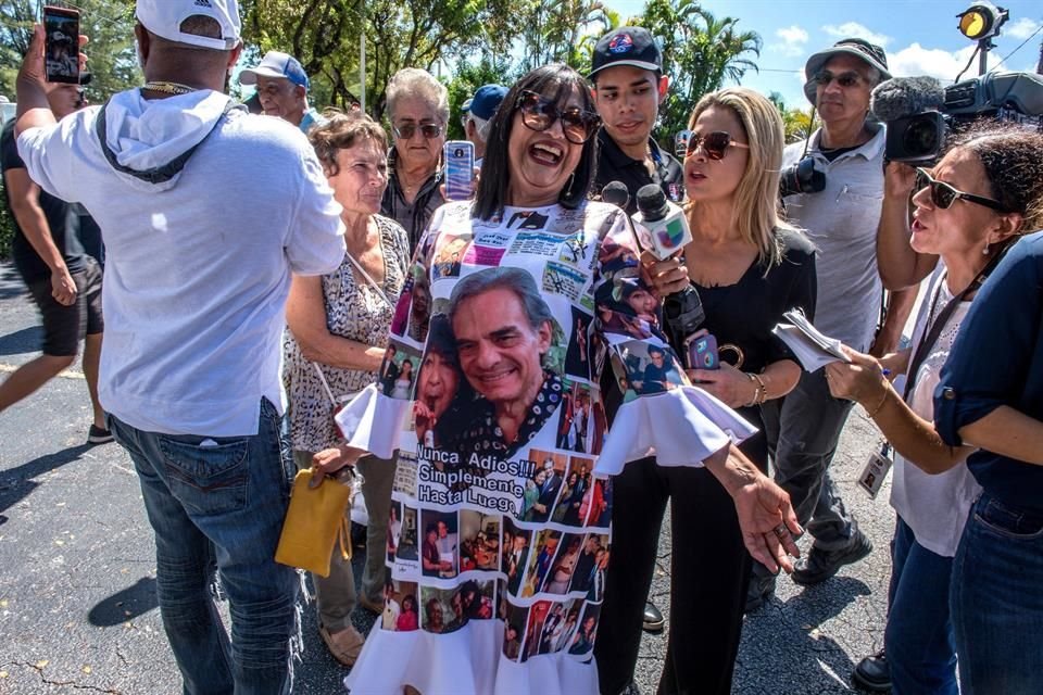 Julia Castro, una seguidora del cantante utilizó un vestido con imágenes de José José.