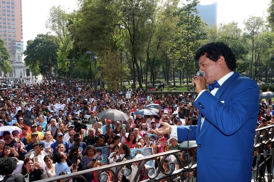 Unas 4 mil personas se dieron cita esta tarde en la Alameda Central para participar en karaoke para recordar al Prncipe de la Cancin.