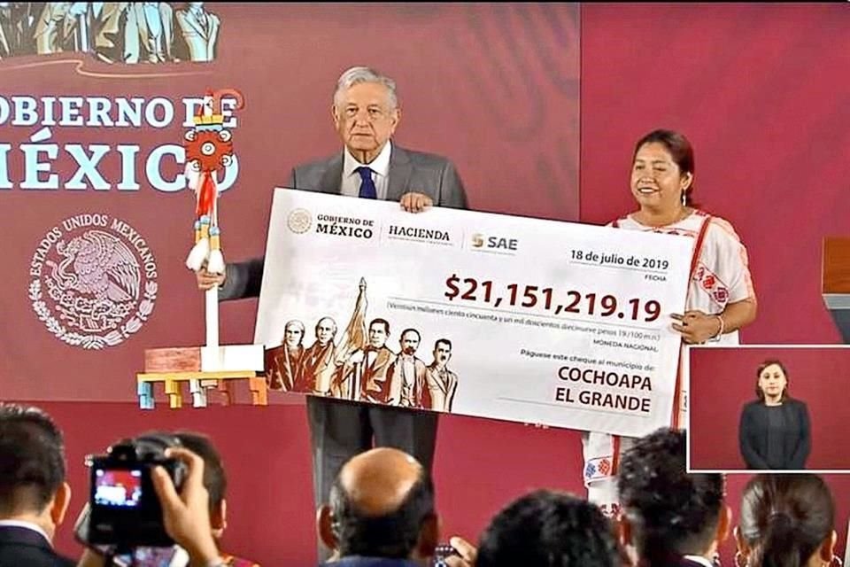 El pasado 18 de julio los alcaldes de Cochoapa el Grande y Metlatónoc recibieron cheques simbólicos en Palacio Nacional por 21 millones de pesos.