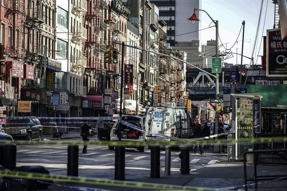 Policías de Nueva York investigan los lugares en donde se cometieron los asesinatos.
