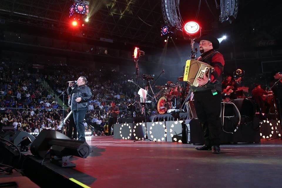 La agrupación Duelo realizó uno de los conciertos de su 'A punto de Empezar Tour'.