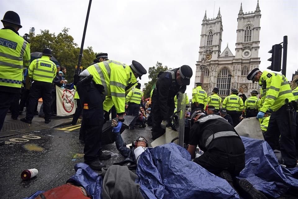 La policía removió a manifestantes que bloquearon una vía en Londres.
