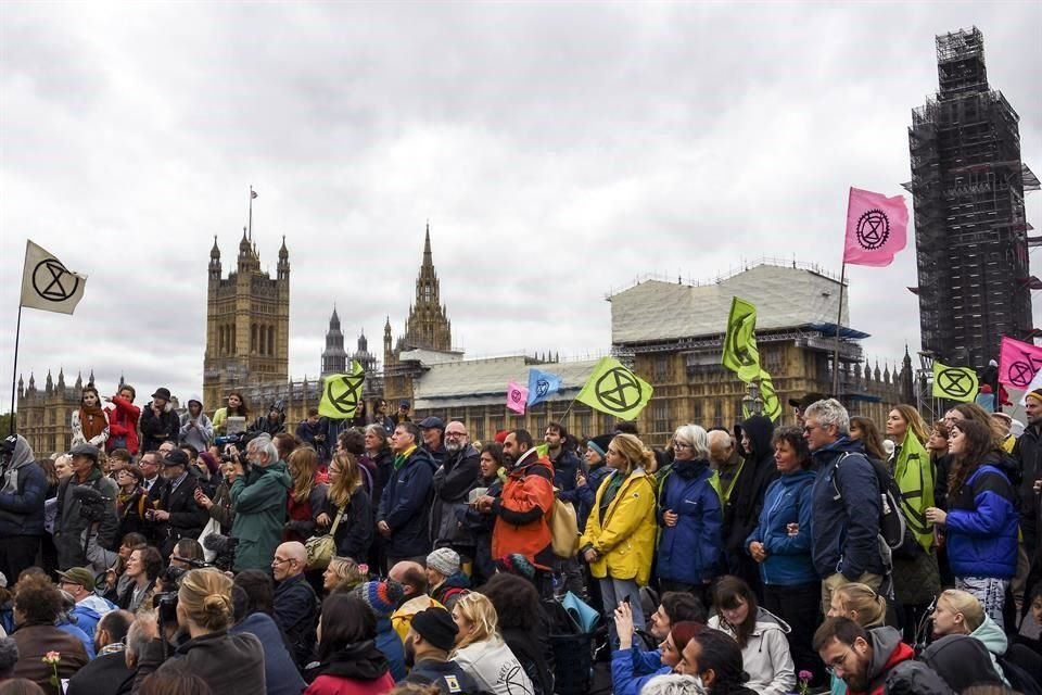 Activistas se reunieron en el puente de Westminster, en Londres.