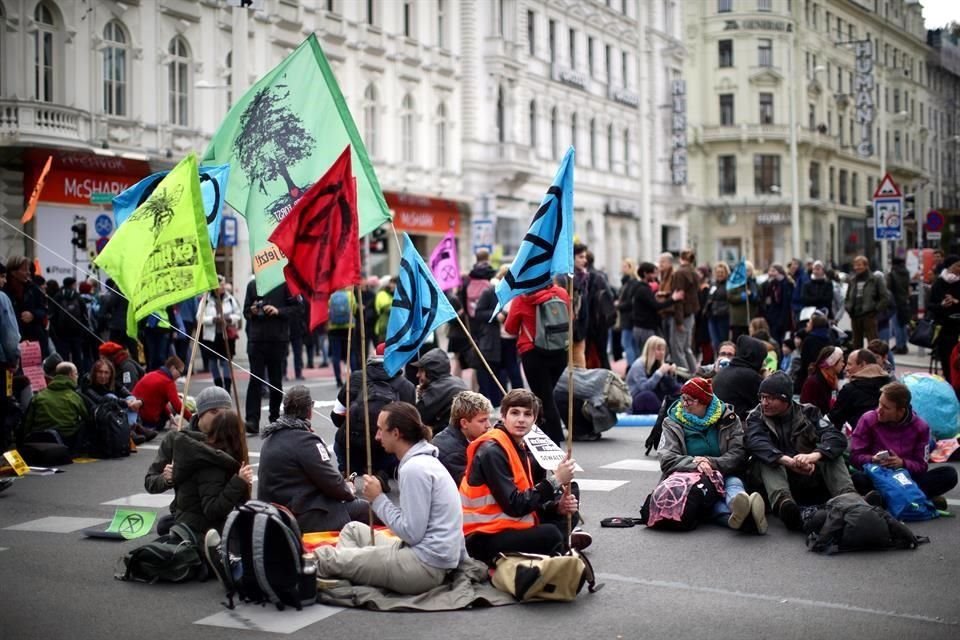 Activistas bloquearon también vías en Austria.