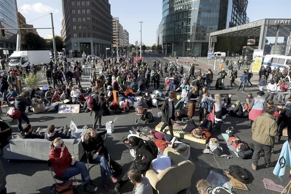 Manifestantes también se reunieron en la Potsdamer Platz, en Berlín, Alemania.