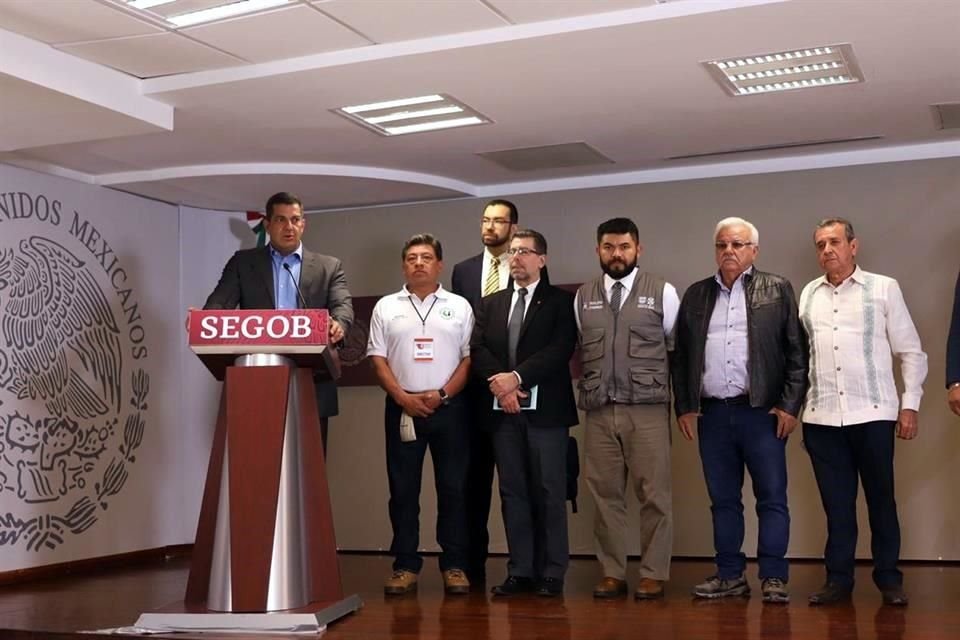 El subsecretario Ricardo Peralta ofreció una conferencia acompañado de líderes de taxistas.
