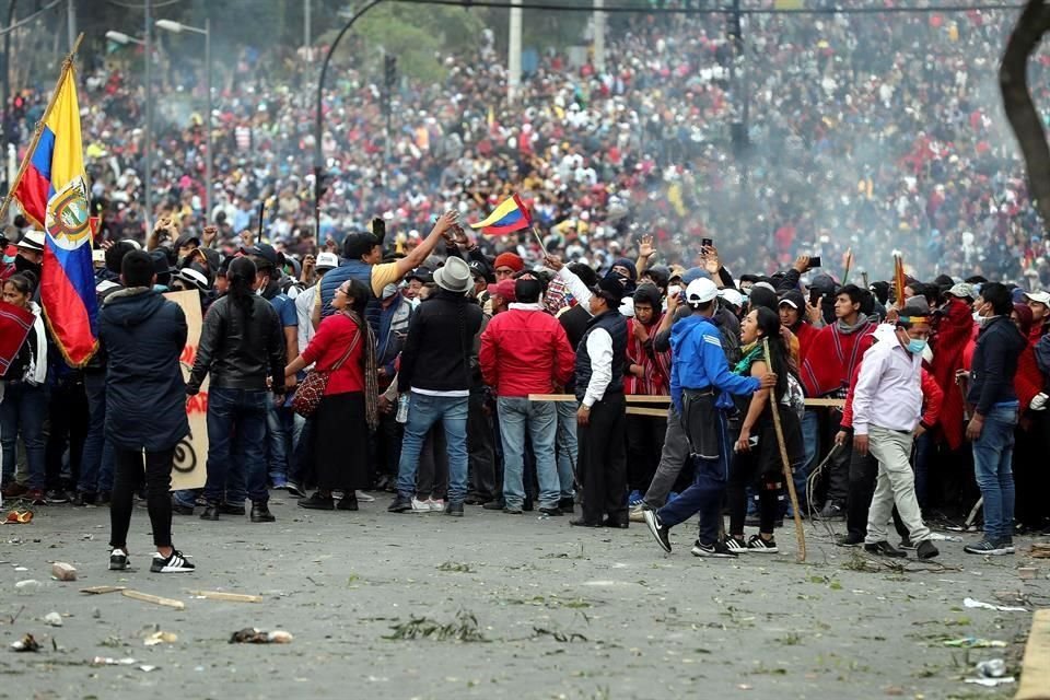 Ecuador restringió la libertad de tránsito y movimiento de las 20:00 a las 5:00 horas en zonas cercanas a sedes institucionales.