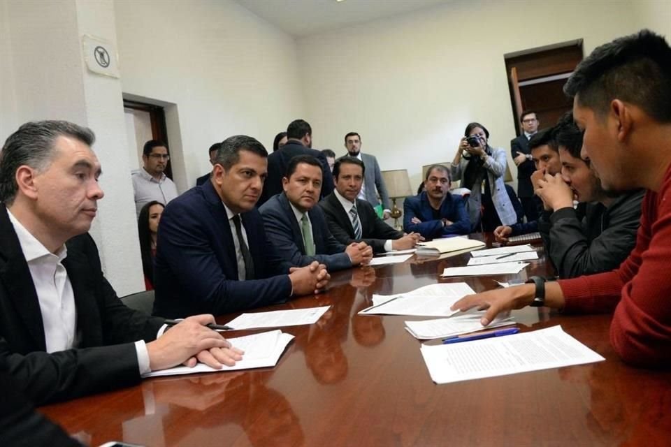 Los normalistas en la negociación de ayer en la Secretaría de Gobernación con el subsecretario Peralta.