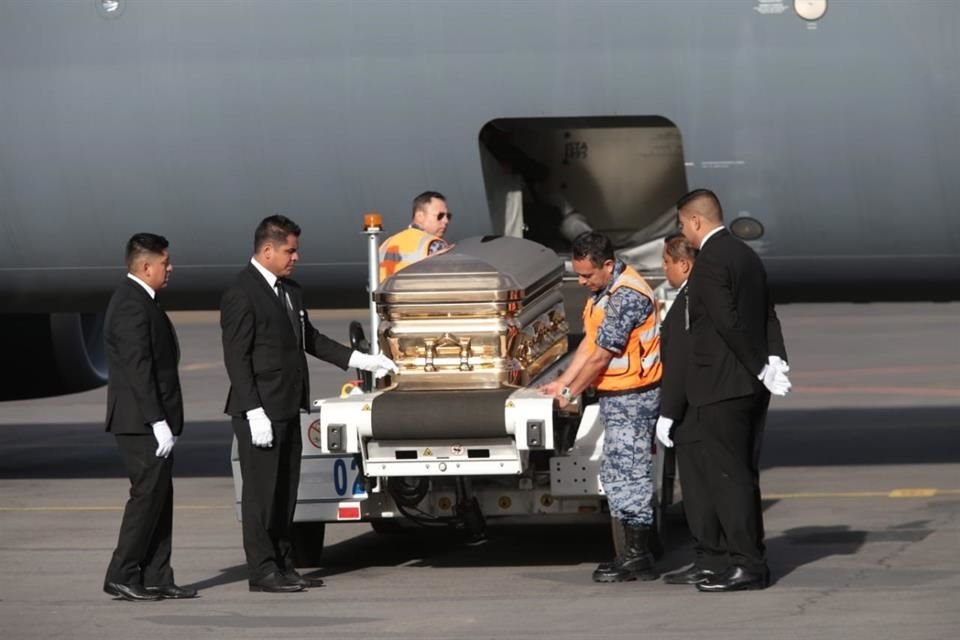 Elementos de la Secretaría de la Defensa Nacional (Sedena) cargaron el féretro dorado para introducirlo en la carroza.