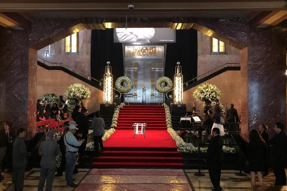 Con nueve coronas de flores y más detalles adornaron el interior del Palacio para honrar a la celebridad.