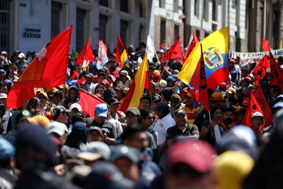 Trabajadores salieron a las calles en Quito para la huelga nacional.