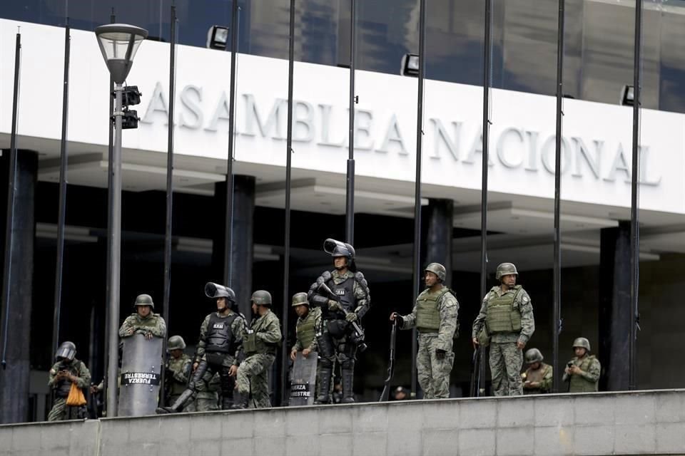 Policías y soldados resguardaron la Asamblea Nacional.