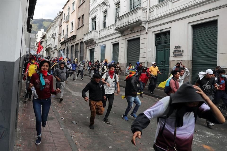 Manifestantes corren durante las protestas en Quito este miércoles.