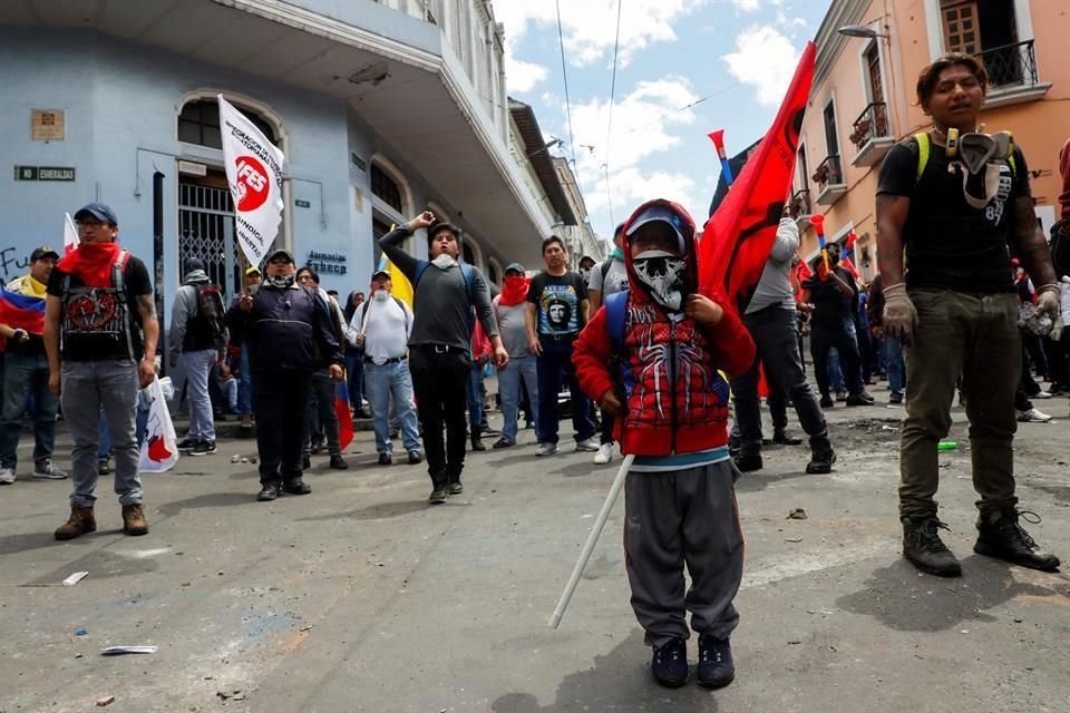 Un niño sostiene una bandera durante una manifestación contra el Gobierno de Moreno.