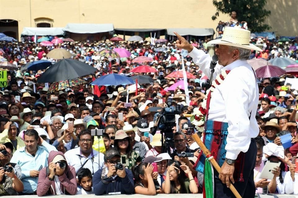 'Se me van a lanzar con todo', dijo AMLO durante un mitin en el Municipio de Tlaxiaco, Oaxaca.