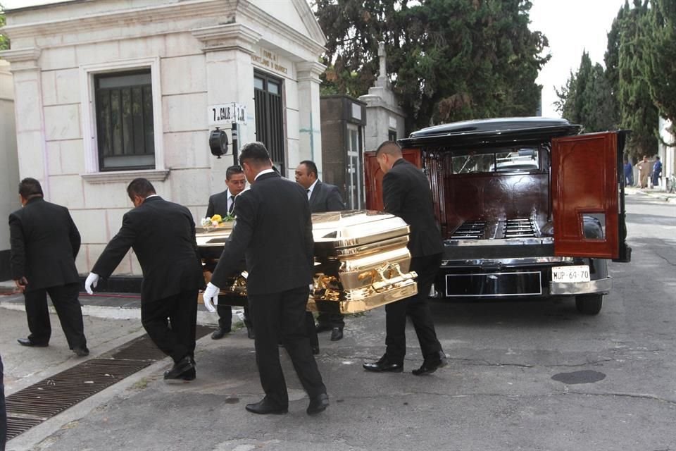 Los restos del famoso fueron sepultados junto a la tumba de su madre, Margarita Ortiz.