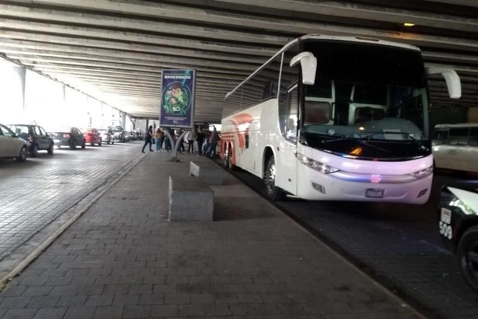 Estas personas llegaron en 17 camiones de las empresas Konect On Line y Link, los cuales fueron estacionados en las calle Juan Ignacio Ramón, Zuazua y Zaragoza.