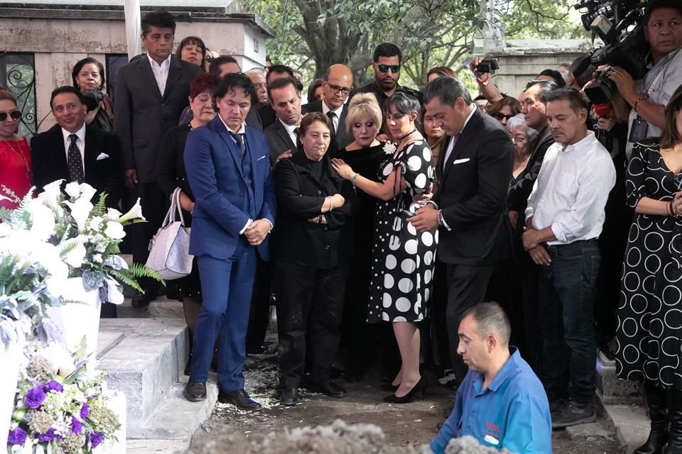 José Joel, Anel Noreña (ex esposa) y Marysol, con Laura Núñez (ex representante), encabezaron el adiós al 'Príncipe de la Canción' en el Panteón Francés.