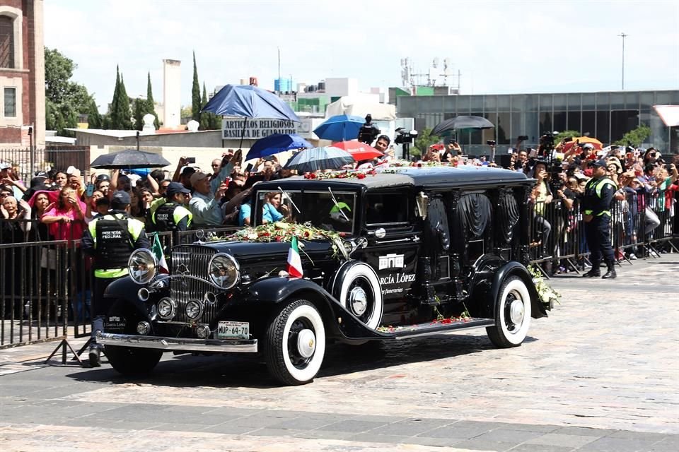 La carroza que llevó los restos del intérprete es una réplica de la primera carroza fúnebre que existió en México, modelo 1928.