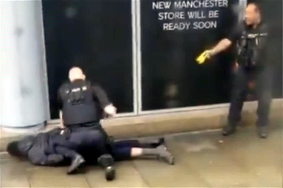 Al menos 4 personas fueron heridas durante un ataque con cuchillo dentro de un centro comercial en Manchester; Policía investiga terrorismo.