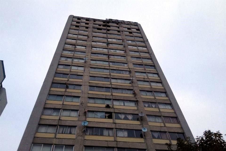 Según reportes preliminares, el fuego comenzó en el piso 18, y se propagó dos niveles hacia arriba.