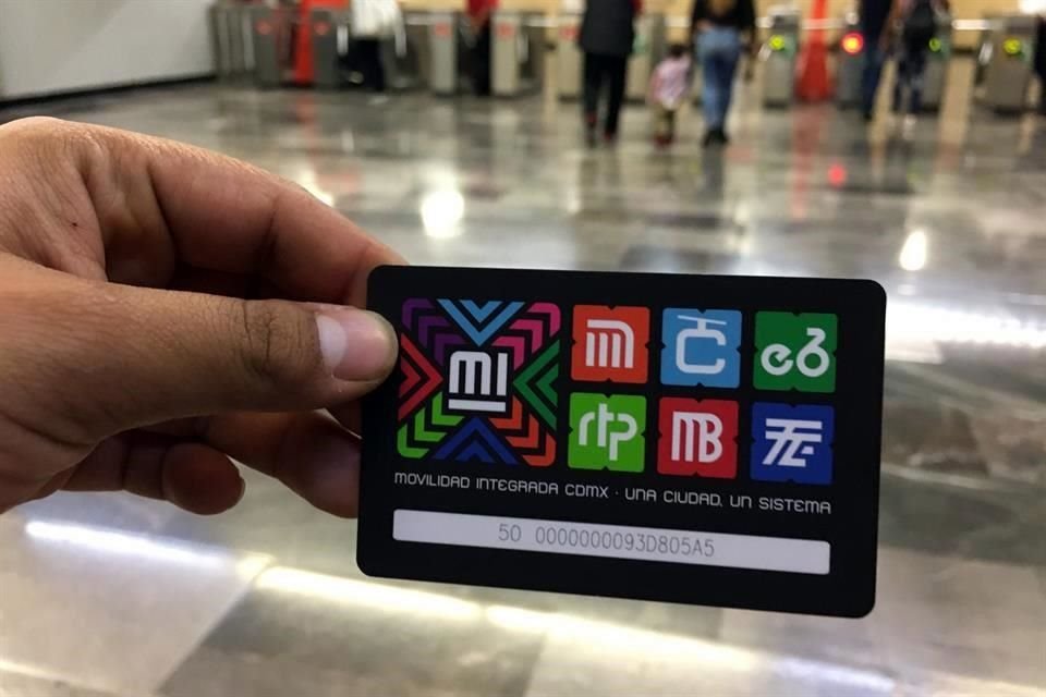 Ya sea porque no la conocen o la consideran un gasto innecesario, usuarios de Tacubaya no suelen comprar, por ahora, la nueva tarjeta multimodal.