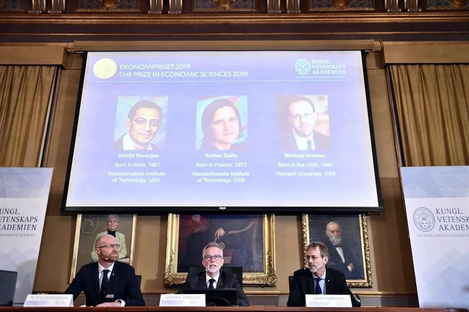 Abhijit Banerjee, Esther Duflo y Michael Kremer ganaron el premio Nobel de Economía 2019 por sus estudios sobre la reducción de la pobreza.