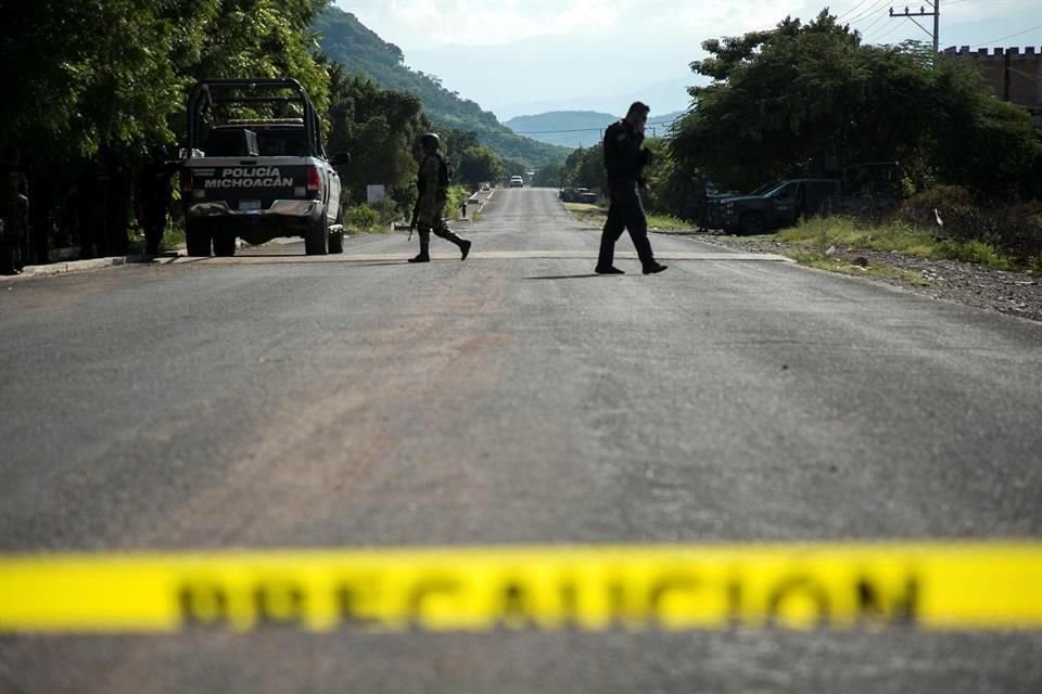 Apenas ayer, 13 policías estatales murieron en Michoacán tras ser emboscados.