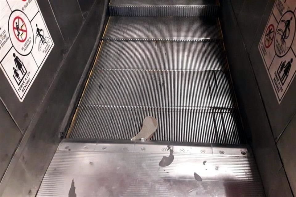 A una mujer se le cayeron sus llaves en las escaleras eléctricas del Metro Mixcoac, pero cuando intentó recogerlas se le atoró el zapato, lo que las trabó por minutos.