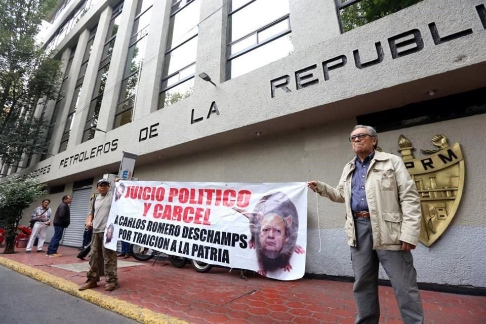 Opositores a Romero Deschamps afuera de la sede del STPRM, sede del encuentro.