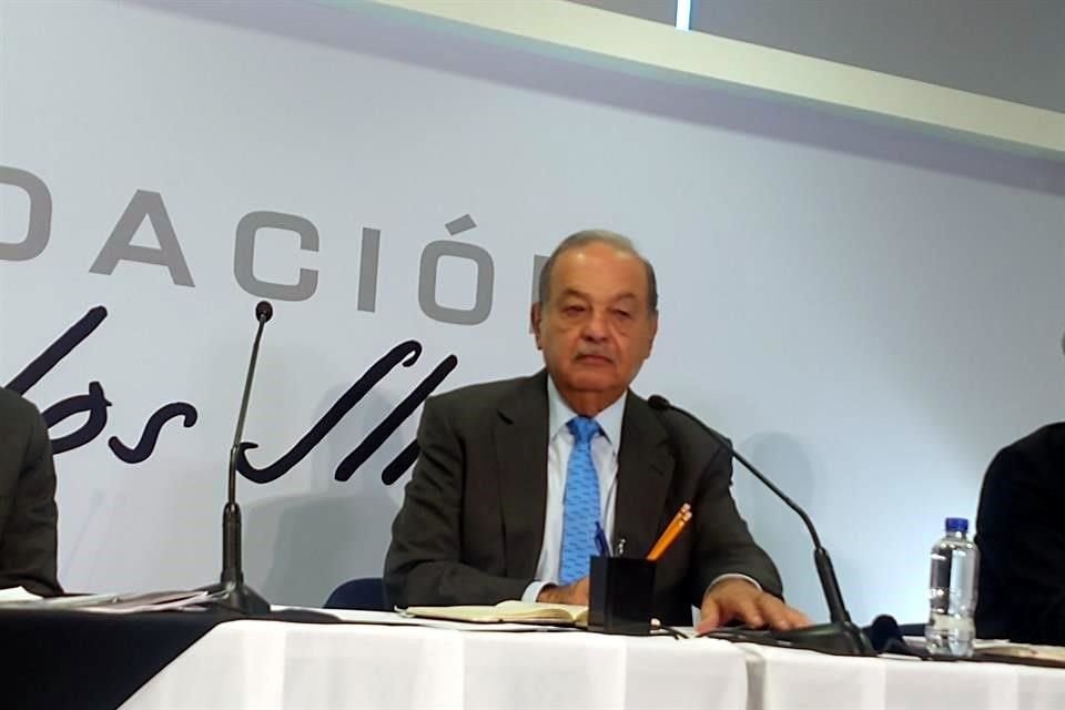 Carlos Slim dijo que lo más importante para que se presente tanto crecimiento como desarrollo es que haya inversión pública y privada.