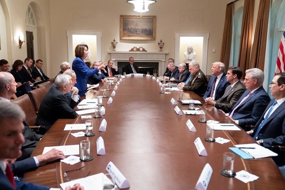 Nancy Pelosi, de pies, señalando a Trump. La reunión se realizó en la Casa Blanca.