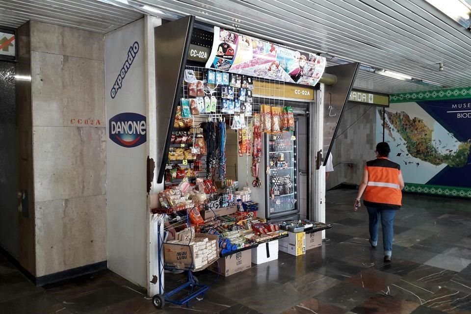 Local de comercio ambulante dentro de instalaciones del Metro Juárez.
