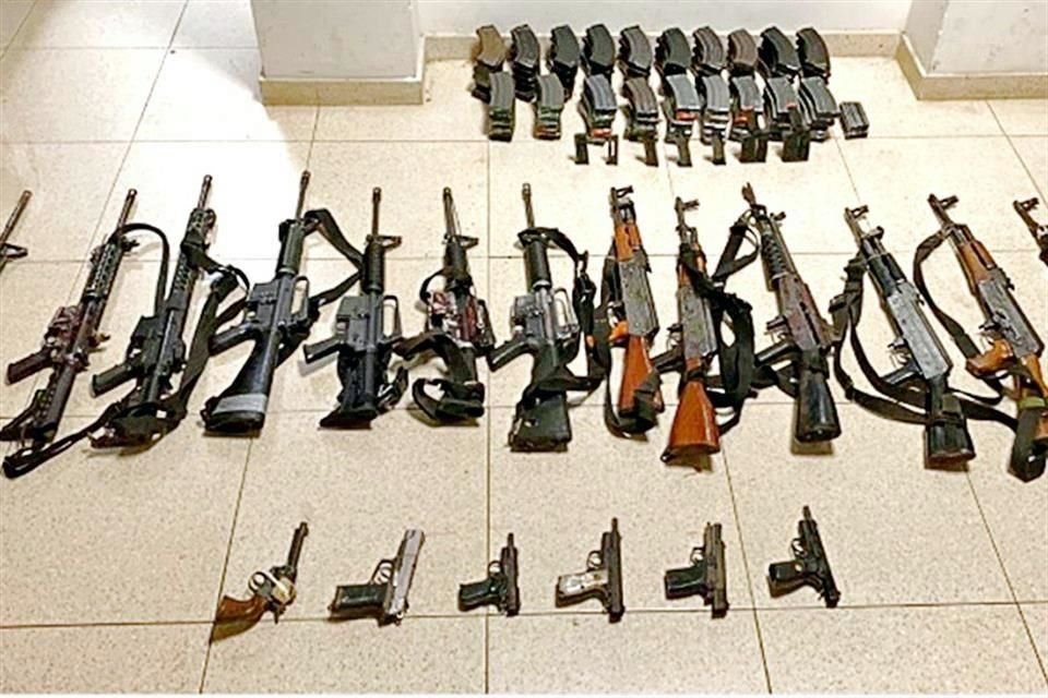 Según la Fiscalía de Guerrero y la Secretaría de la Defensa Nacional (Sedena), en el lugar del enfrentamiento se decomisaron 19 armas: 13 largas y 6 cortas, además de más de 5 mil cartuchos,.